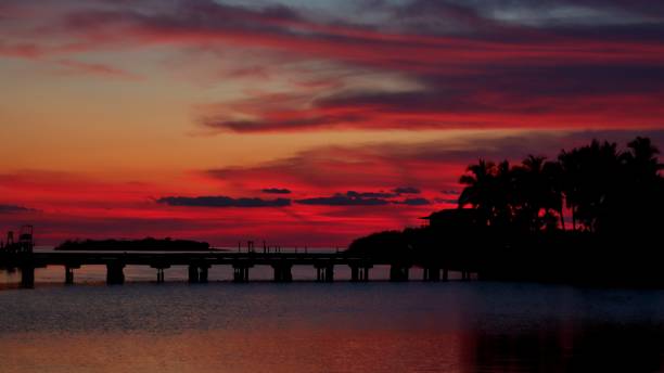 puesta de sol con vistas a la isla de la palma en los cayos de florida - miami marathon fotografías e imágenes de stock