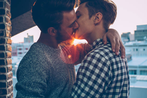 pareja gay - gay man homosexual men kissing fotografías e imágenes de stock