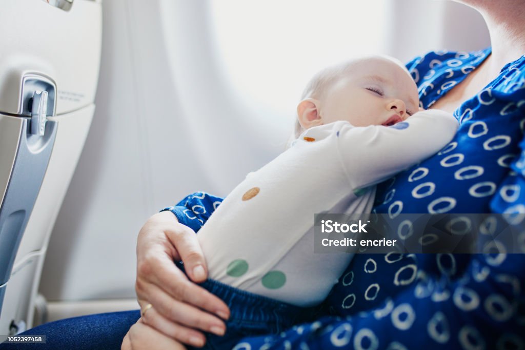 Mujer con niña, viajar en avión - Foto de stock de Bebé libre de derechos