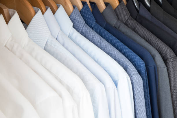 camisas de negócios escritório naquele armário ordenado por cor - shirt button down shirt hanger clothing - fotografias e filmes do acervo