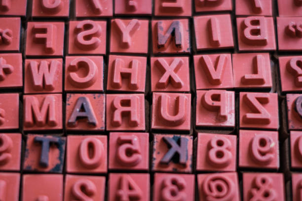 letra e número selos macrotipografia do alfabeto, - rubber stamp typescript alphabet letterpress - fotografias e filmes do acervo