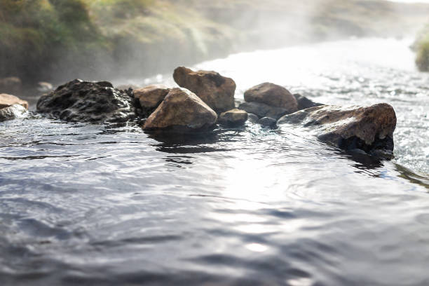 vue de hveragerdi hot springs sur le sentier de reykjadalur, au cours de l’automne a été jour de matin dans le sud de l’islande, cercle doré, de roches et de vapeur de rivière - hot spring photos et images de collection