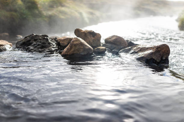 クローズ アップ ビュー クヴェーラゲルジ温泉の秋の間に、reykjadalur の道で夏南アイスランド、ゴールデン ・ サークル、岩や川蒸気の朝日 - 温泉 ストックフォトと画像