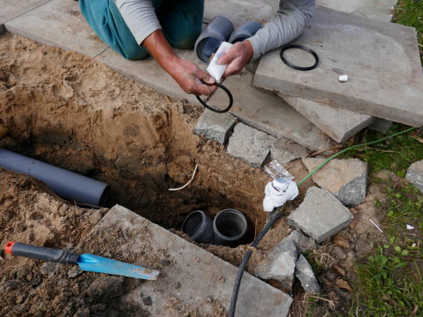 укладка и установка канализацио�нной трубы - wastewater стоковые фото и изображения