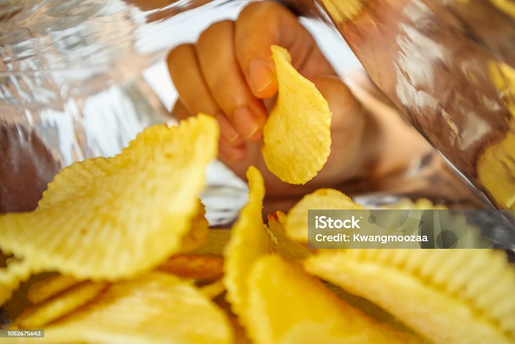 Hand halten Kartoffelchips in Folie Snacktasche - Lizenzfrei Kartoffelchips Stock-Foto