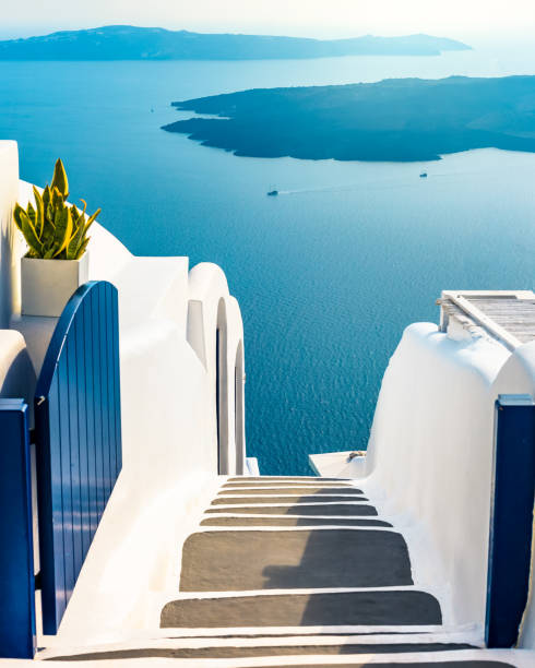 das unendliche blau des santorini griechenland, traditionelle griechische insel, luxus-urlaub - hotel fotos stock-fotos und bilder