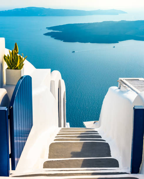 le bleu infini de santorin en grèce, île grecque traditionnelle, vacances de luxe - tradition grecque photos et images de collection