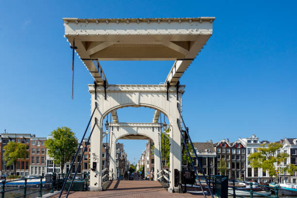 pont maigre amsterdam - magere brug photos et images de collection