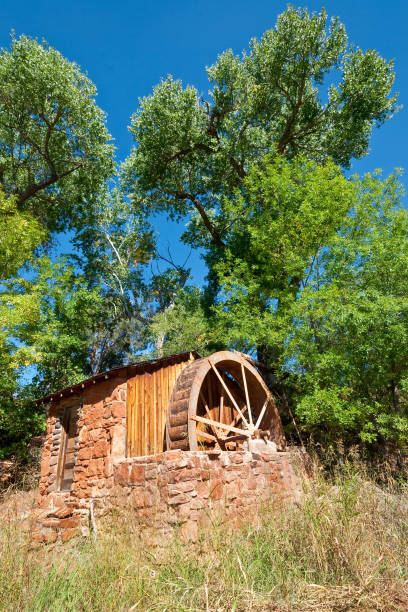 историческое энергогенерирующее водяное колесо - arizona sycamore стоковые фото и изображения