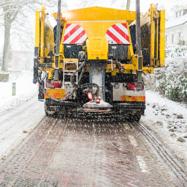 Winter road maintenance truck spreading salt Winter service truck or spreading salt and sand on the road surface to prevent icing winterdienst stock pictures, royalty-free photos & images