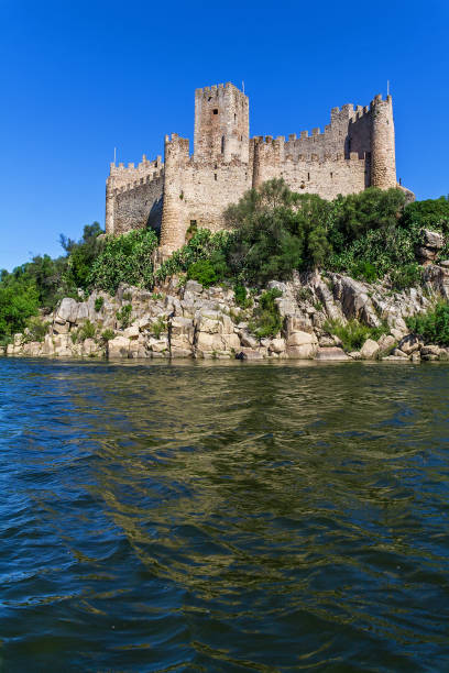 castello di almourol, un'iconica fortezza templare costruita su un'isola rocciosa nel mezzo del fiume tago. - almourol foto e immagini stock