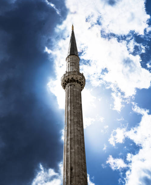 하늘에 대 한 극적인 구름 아래에서 촬영 하는 이슬람 모스크의 미 나 렛. - gods rays audio 뉴스 사진 이미지