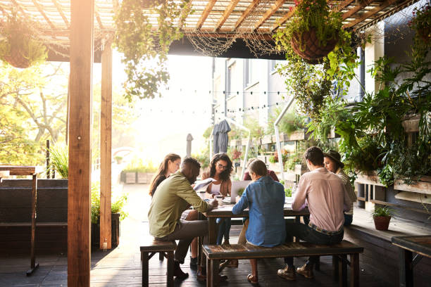 que están trabajando al aire libre hoy - restaurant review fotografías e imágenes de stock