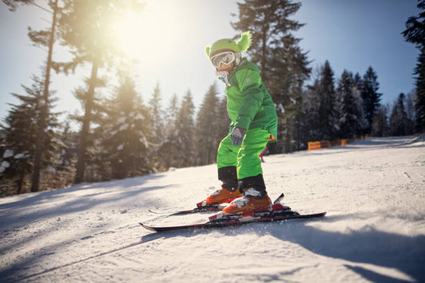 garotinho, esquiar em um dia ensolarado de inverno - skiing snow skiing helmet fun - fotografias e filmes do acervo