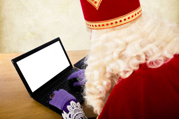 sinterklaas with notebook or laptop - piet imagens e fotografias de stock