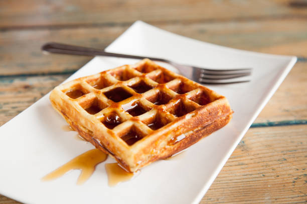 ahornsirup waffel mit gabel - waffle syrup pouring breakfast stock-fotos und bilder
