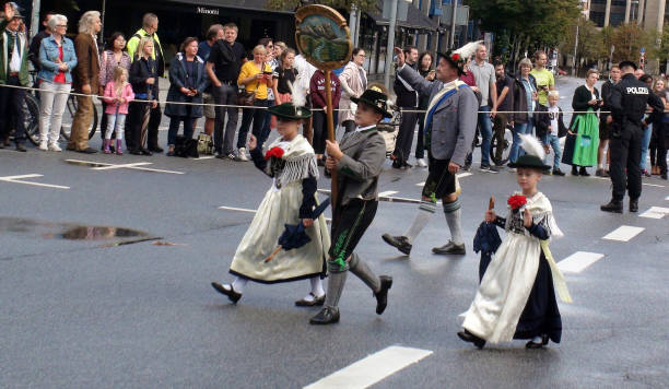 alemania oktoberfest calle traje tradicional desfile participantes paisaje en munich alemania europa - germany carnival spectator group of people fotografías e imágenes de stock