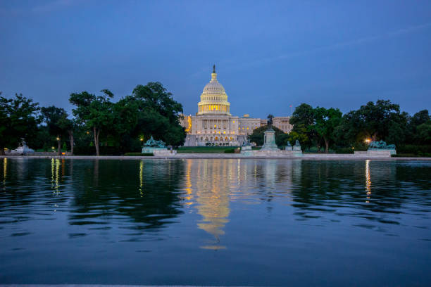 capitol hill, washington dc durante a noite. - capitol hill washington dc capitol building fountain - fotografias e filmes do acervo