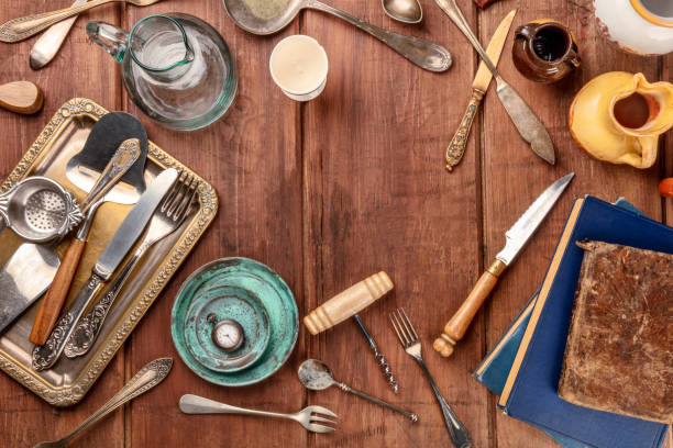 ein overhead foto von vielen vintage küche objekte und besteck ein altes restaurant, flohmarkt und gebrauchte bücher auf einem hölzernen hintergrund mit textfreiraum - garage sale flea market sale market stock-fotos und bilder