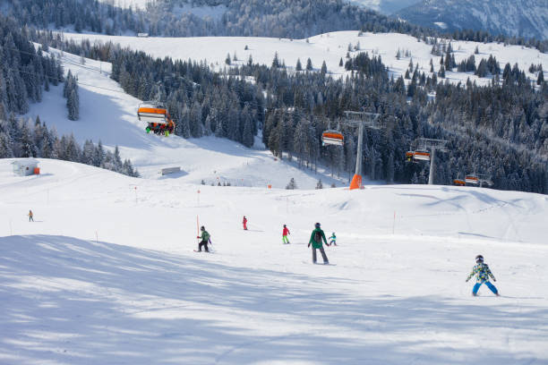 happy family, skiing in austrian alps - czech republic ski winter skiing imagens e fotografias de stock
