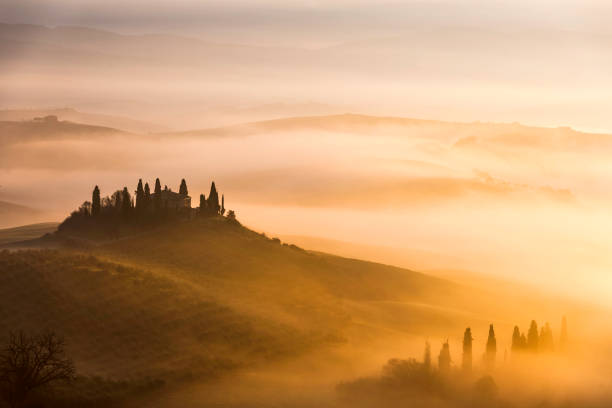 paysage au lever du soleil, val d’orcia, italie tuscany - val dorcia photos et images de collection