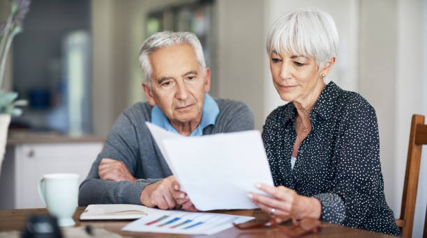 その金の一部を再投資を - pension ストックフォトと画像