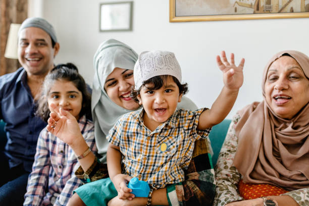 relajante de familia musulmana y jugando en casa - islam fotografías e imágenes de stock