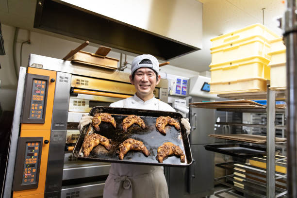 日本のパン屋がパンを作る - パン職人　日本 ストックフォトと画像