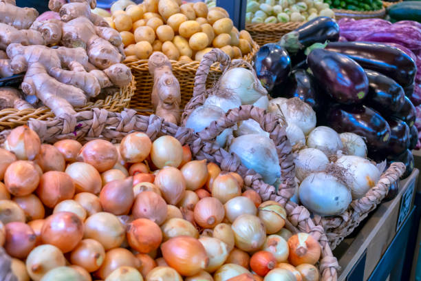 Photo of onions on a food market.