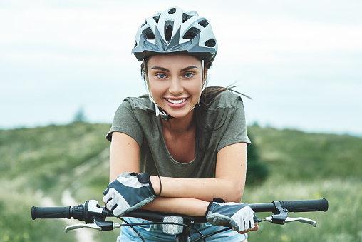 Mountain Bike - mujer con fatbike disfruta de las vacaciones de verano. Cierre para arriba photo