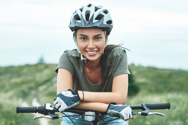 mountain bike - mujer con fatbike disfruta de las vacaciones de verano. cierre para arriba - bicycle sport cyclist mountain fotografías e imágenes de stock