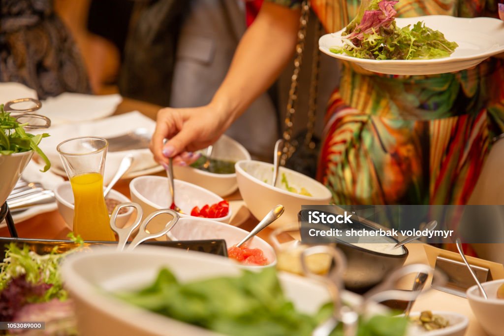 Un groupe de touristes dîner en plein air. Une femme jette nourriture. Buffet. - Photo de Libre-service libre de droits