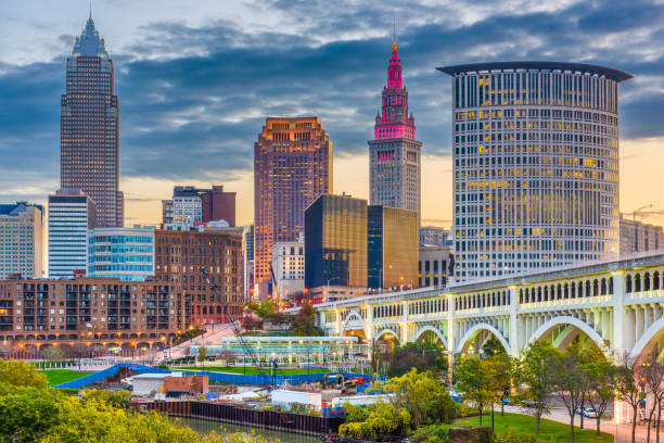 cleveland, ohio, usa innenstadt skyline auf der cuyahoga river - night cityscape reflection usa stock-fotos und bilder