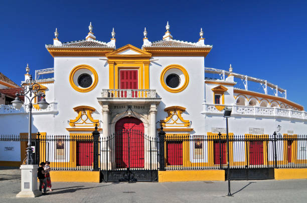 espagne, andalousie, séville, plaza de toros de la real maestranza de caballeria de séville, la façade baroque de l’arène. - maestranza bullring photos et images de collection