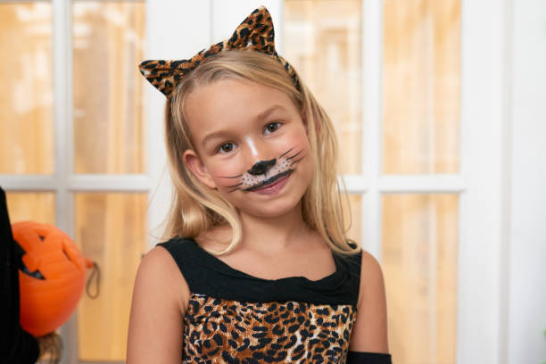 chica de halloween traje de gato - pintura facial de leopardo fotografías e imágenes de stock