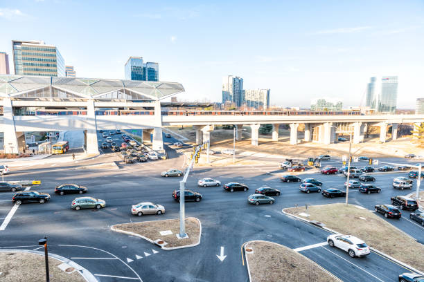 estación de metro de tyson esquina centro comercial metro en fairfax, virginia por mclean, vista aérea hacia abajo de la carretera, carretera, viaje, capital one bank - north virginia fotografías e imágenes de stock