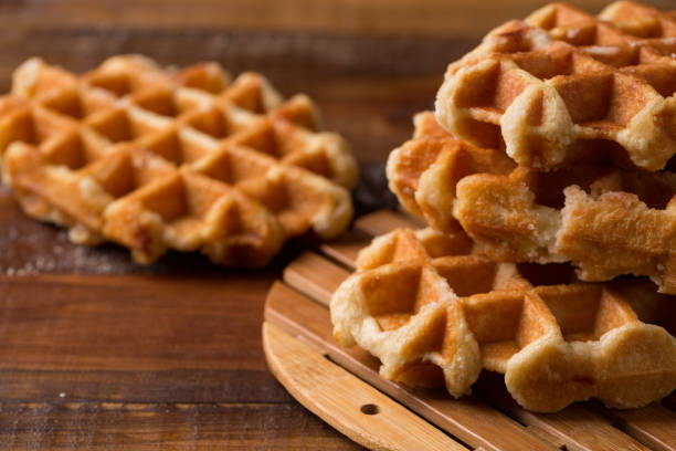 waffle de mel, colocar na mesa de madeira, waffle delicioso mel mel waffle put on branco placa, - waffle breakfast syrup food - fotografias e filmes do acervo
