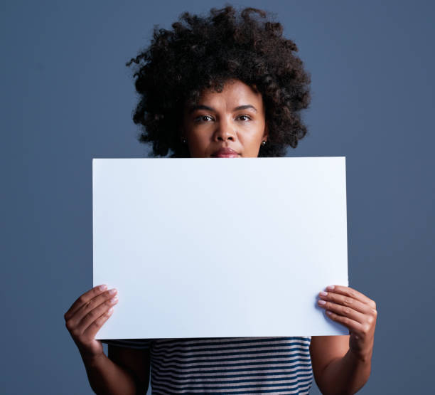 há algo que precisamos conversar sobre - placard women blank holding - fotografias e filmes do acervo