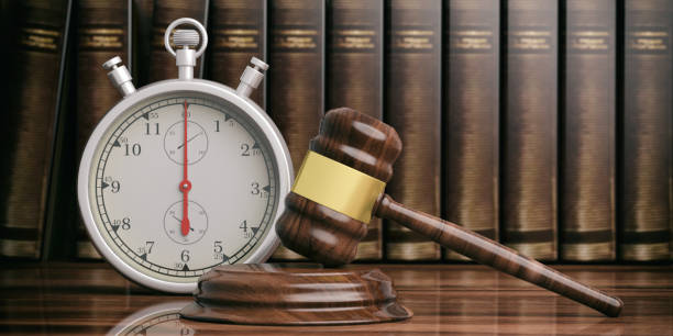 cronometro, timer e martello del giudice sullo sfondo dei libri di legge. illustrazione 3d - court legal system justice gavel foto e immagini stock