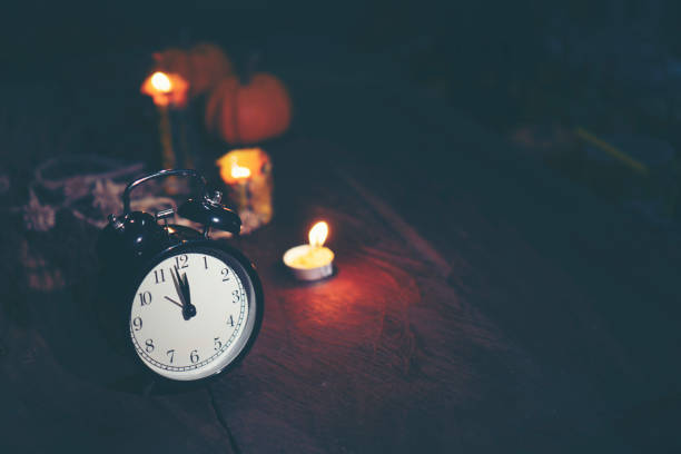 concepto de halloween con reloj, tiempo - daylight savings fotografías e imágenes de stock
