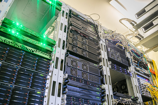 Los servidores de acceso se encuentran en un centro de datos moderno. Potente equipo trabaja en el bastidor del servidor de sitio. Servicios de almacenamiento de datos en la nube. Vista inferior photo