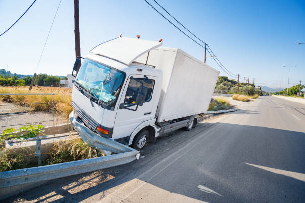 écrasé de camion qui a frappé la barrière s’est écrasé sur la route, pare-brise cassé, journée ensoleillée - abat jour photos et images de collection