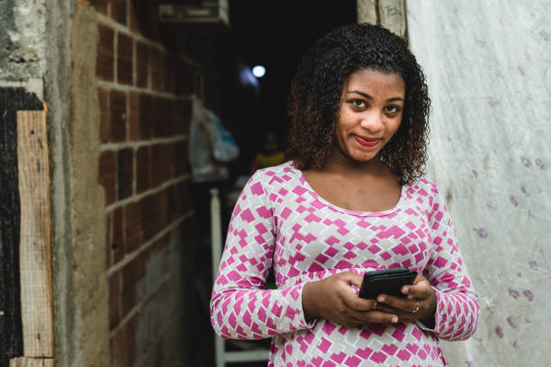 подросток бразилец с помощью смартфона - human pregnancy african ethnicity women family стоковые фото и изображения