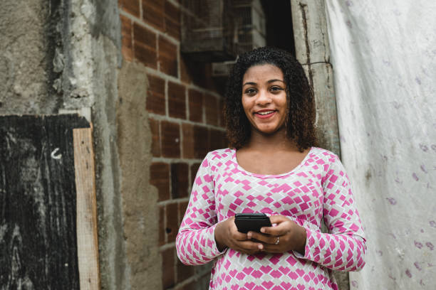 adolescente brasileiro usando um smartphone - teenage pregnancy mother social issues family - fotografias e filmes do acervo