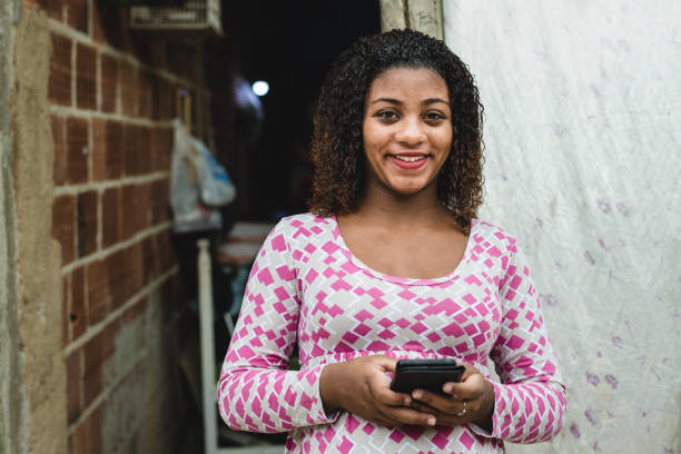 teenager brazilian using a smartphone - teenage pregnancy fotos imagens e fotografias de stock