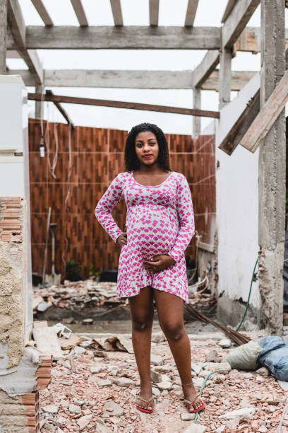 подросток бразильской беременной в разрушенном доме - teenage pregnancy стоковые фото и изображения