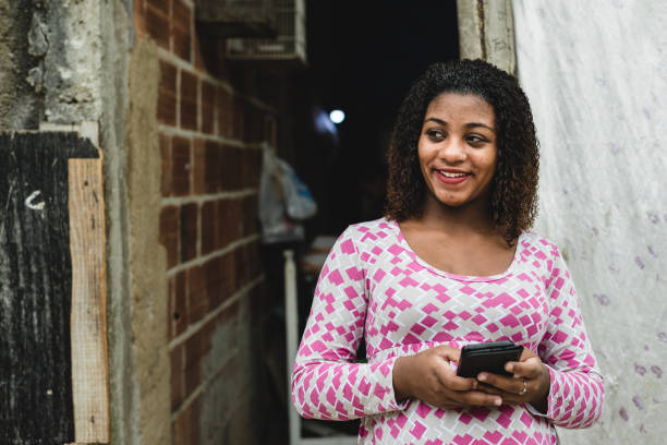 adolescente brasileiro usando um smartphone - teenage pregnancy mother social issues family - fotografias e filmes do acervo