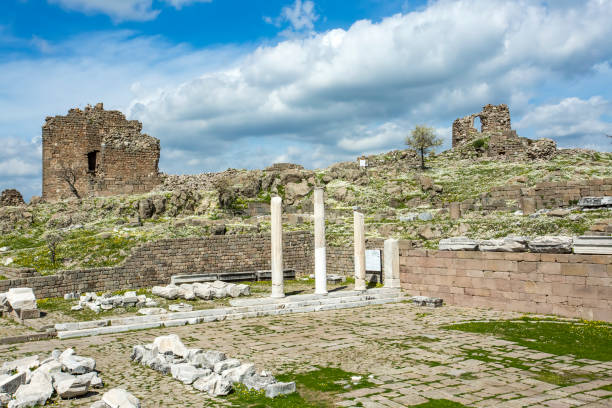 tempio di traiano nell'antica città di pergamo, bergama, turchia in una bellissima giornata primaverile - 13585 foto e immagini stock