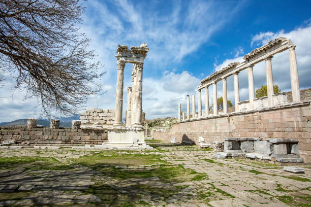 świątynia trajan w starożytnym mieście pergamon, bergama, turcja w piękny wiosenny dzień - 13589 zdjęcia i obrazy z banku zdjęć