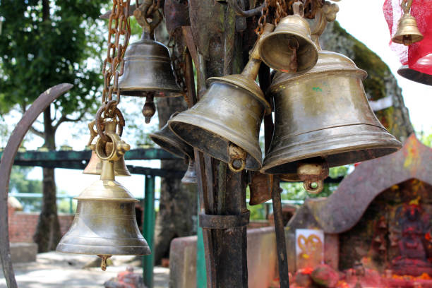 las campanas y cosas en el templo hindú de kali en la cima de la colina en dhulikhel. - clang fotografías e imágenes de stock